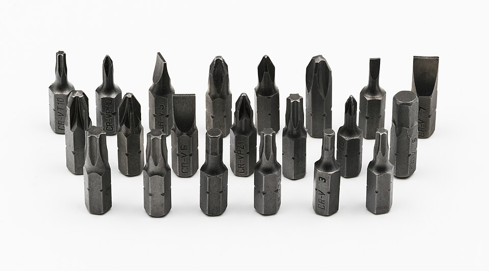 Ratcheting Screwdriver with 12 Bits